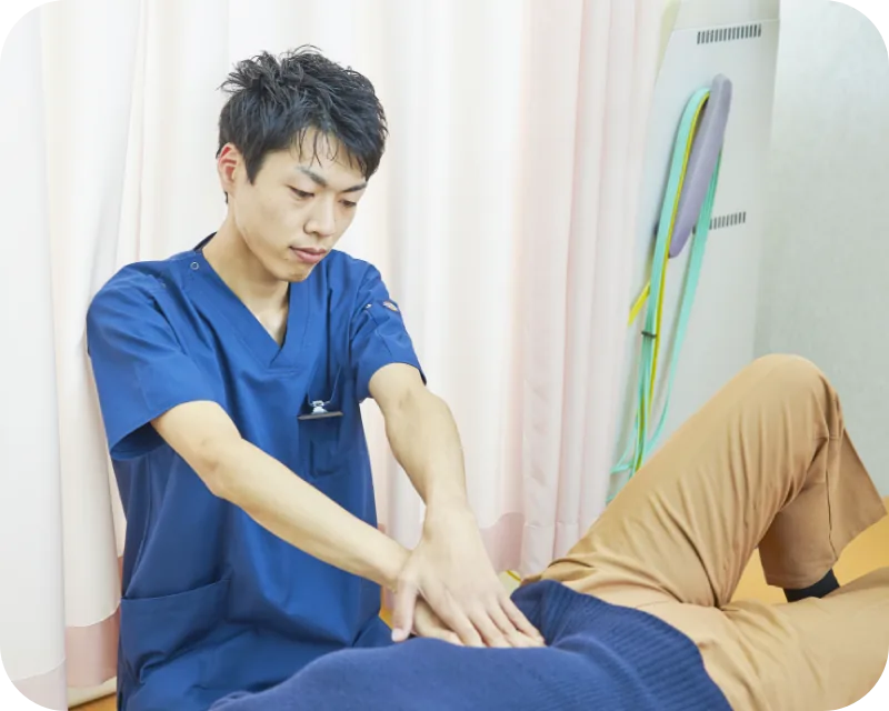 徒手検査を行っている様子