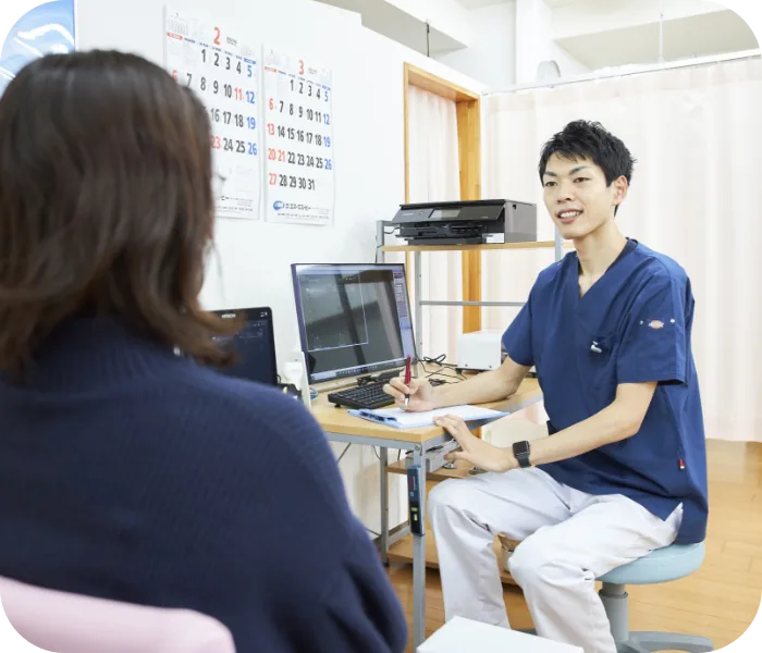 エコー画像を見せながら患者様へ説明している様子