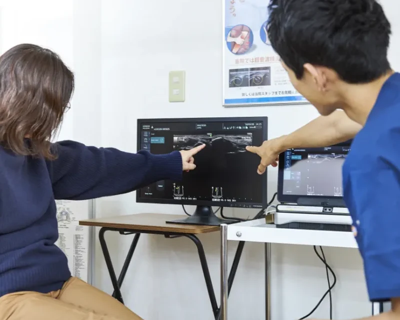 モニターを見ながら肩の動きを確認している様子