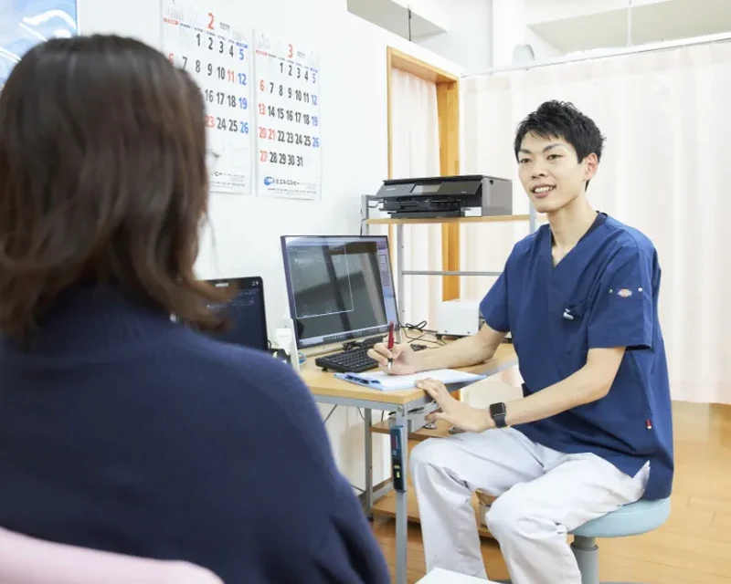施術後の説明を受けている様子