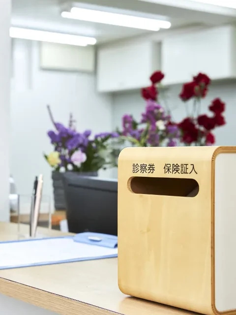 院内受付カウンターと診察券・保険証入れ
